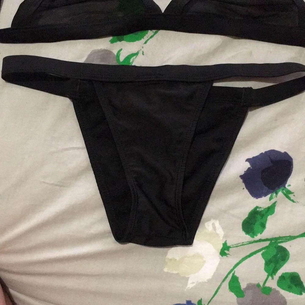 Bikini - Picture 3 of 3